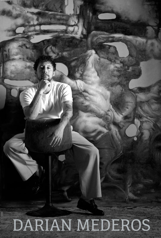 Darian Mederos en su estudio junto a su pintura